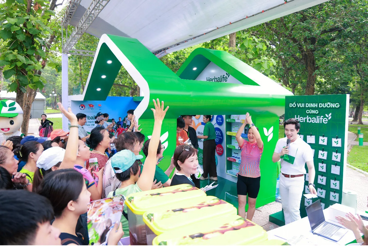Herbalife Việt Nam đồng h&agrave;nh c&ugrave;ng B&aacute;o Sức khỏe & Đời sống tổ chức Ng&agrave;y Dinh Dưỡng Cộng Đồng Việt Nam lần 7 tại H&agrave; Nội để tiếp tục khuyến kh&iacute;ch lối sống l&agrave;nh mạnh 