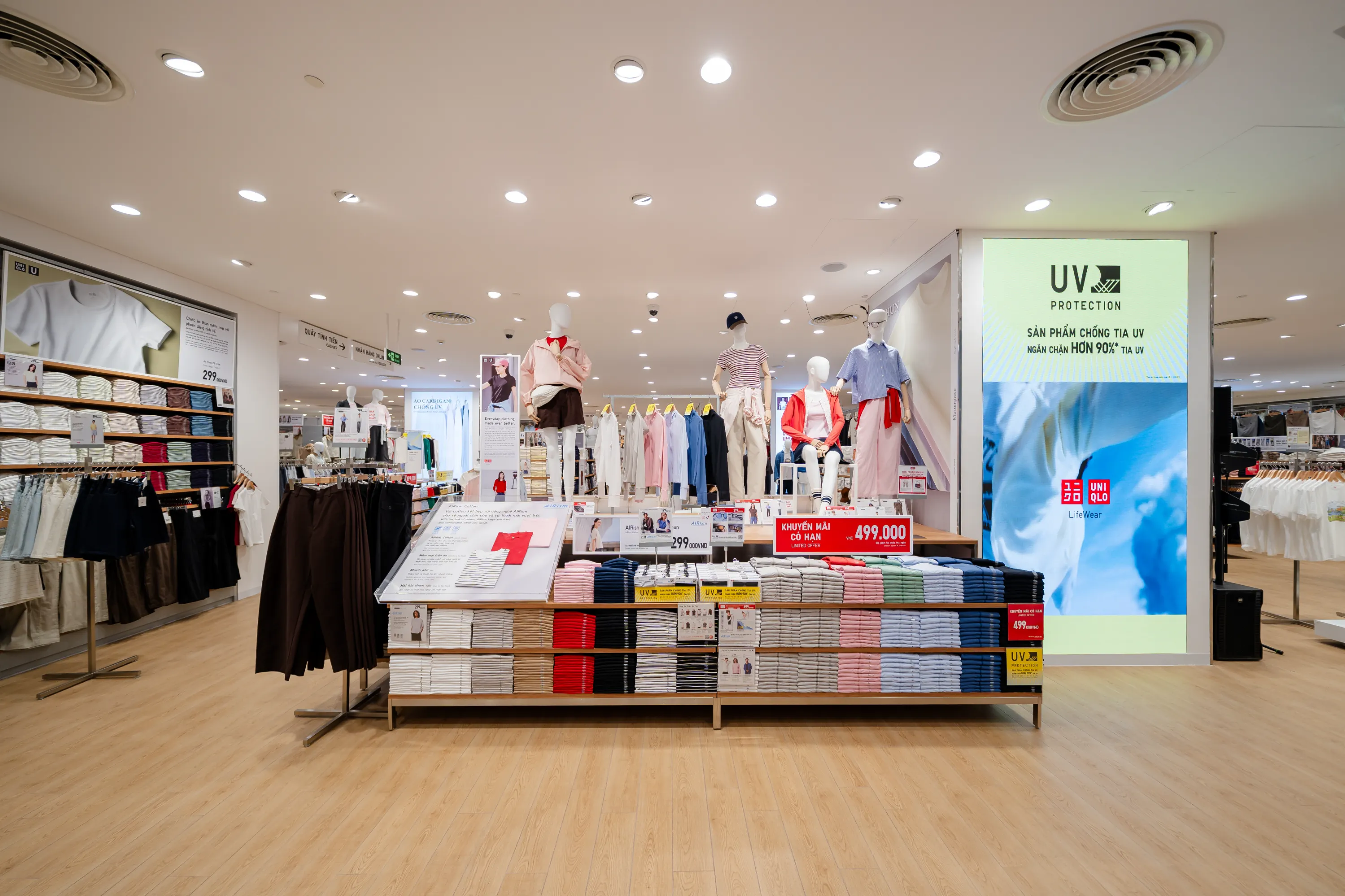 UNIQLO ra mắt BST UTme! mới lấy cảm hứng từ những n&eacute;t văn h&oacute;a đặc trưng của Đ&agrave; Nẵng trong dịp khai trương cửa h&agrave;ng đầu ti&ecirc;n tại AEON MALL Đ&agrave; Nẵng Thanh Kh&ecirc;