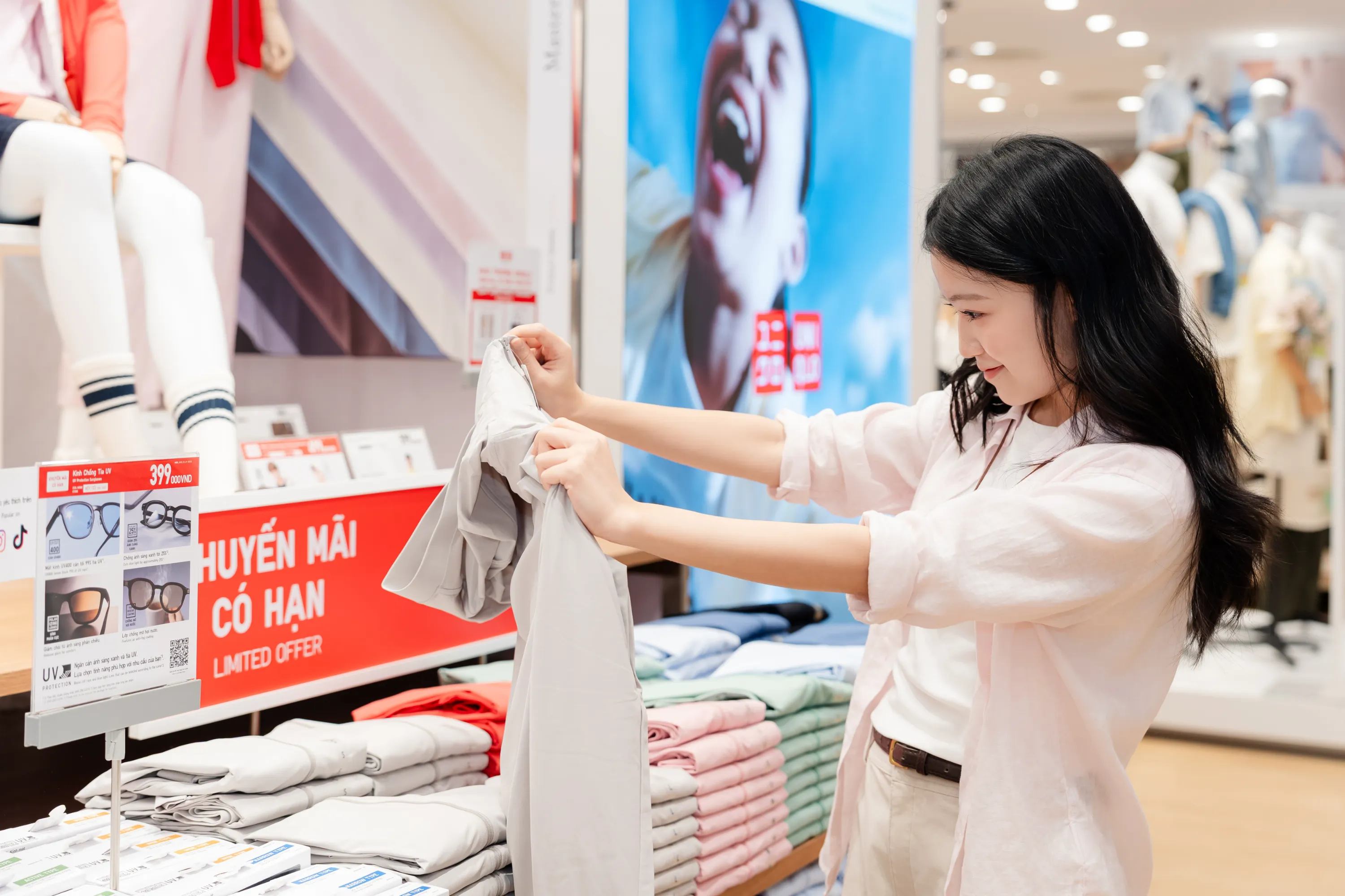 UNIQLO ra mắt BST UTme! mới lấy cảm hứng từ những n&eacute;t văn h&oacute;a đặc trưng của Đ&agrave; Nẵng trong dịp khai trương cửa h&agrave;ng đầu ti&ecirc;n tại AEON MALL Đ&agrave; Nẵng Thanh Kh&ecirc;