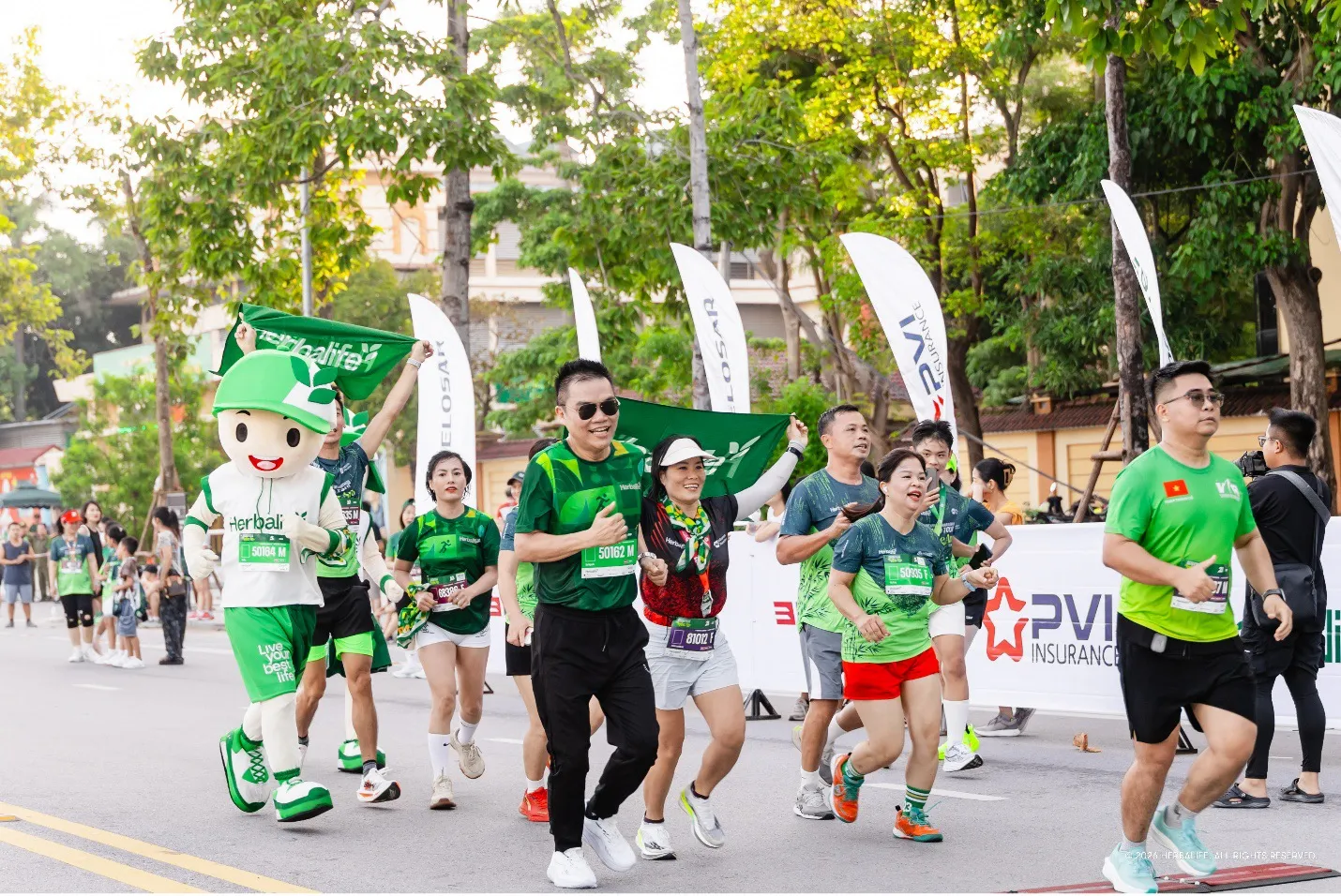 Herbalife Việt Nam tiếp tục phối hợp với VnExpress để khuyến kh&iacute;ch lối sống l&agrave;nh mạnh với tư c&aacute;ch l&agrave; Nh&agrave; t&agrave;i trợ Kim cương cho giải VnExpress Marathon Grand Tour Nghệ An 2026
