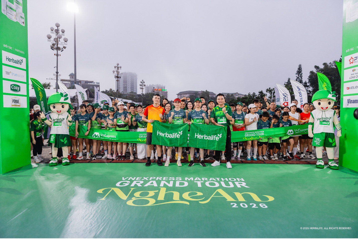 Herbalife Việt Nam tiếp tục phối hợp với VnExpress để khuyến kh&iacute;ch lối sống l&agrave;nh mạnh với tư c&aacute;ch l&agrave; Nh&agrave; t&agrave;i trợ Kim cương cho giải VnExpress Marathon Grand Tour Nghệ An 2026