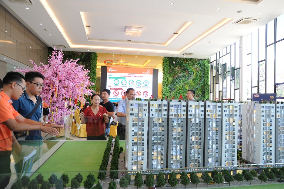 Him Lam Land cho Khách hàng tham quan căn hộ hoàn thiện tại công trình Him Lam Phú An