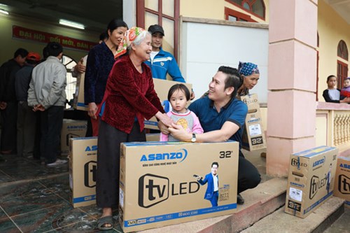 Asanzo trao tặng gần 200 tivi cho gia đình thủ thành Bùi Tiến Dũng và bà con địa phương.