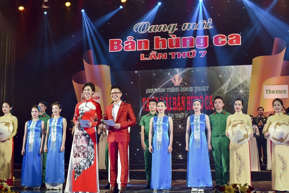 Á hoàng Golf Queen Nguyễn Hải Anh duyên dáng “sánh đôi” cùng MC Lê Anh trong vai trò MC