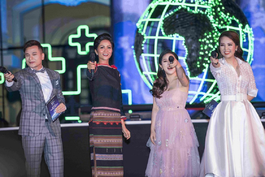 Hoa hậu H’Hen Niê mặc váy dân tộc Ê đê đi sự kiện