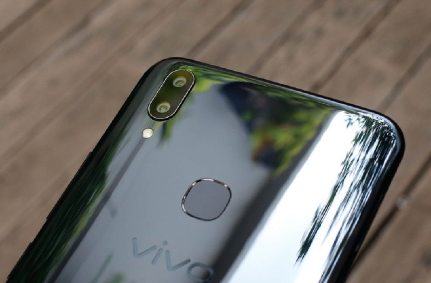 Vivo V9 ra mắt smartphone tầm trung màn hình tai thỏ tràn viền