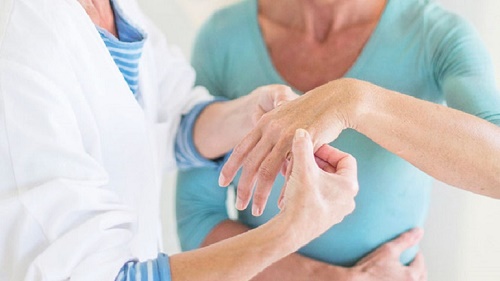Phải làm gì khi bị đau khớp bàn tay?