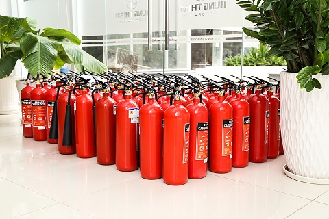 Hung Thinh Corp trao tặng gần 6.000 bình chữa cháy cho cư dân
