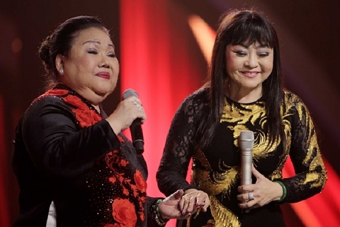 Hương Lan hạnh phúc bên đồng nghiệp trong liveshow 50 năm ca hát