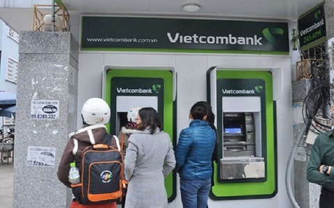 Bị Ngân hàng Nhà nước “tuýt còi”, Vietcombank dừng tăng phí rút tiền ATM nội mạng