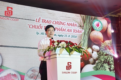 Có 33 siêu thị và trung tâm phân phối thực phẩm đầu tiên của Saigon Co.op tại TP.HCM đạt chứng nhận Chuỗi thực phẩm an toàn.