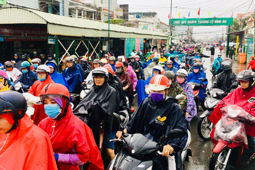 Người dân ùn ùn đội mưa trở lại Sài Gòn sau kỳ nghỉ lễ