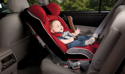 Cách chọn vị trí ngồi an toàn cho trẻ trên xe hơi