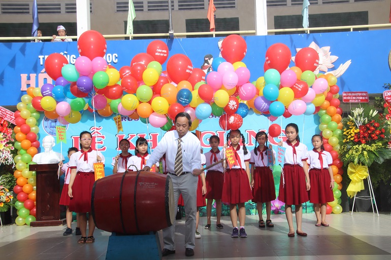 Lễ khai giảng trang trọng, vui tươi tạo nhiều hứng khởi cho năm học mới tại Trường Tiểu học Hồng Hà
