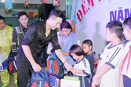 Nam Phong trao quà cho trẻ em hoàn cảnh khó khăn