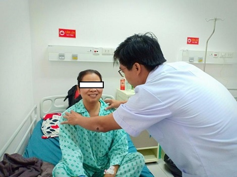 Cắt tuyến giáp không để sẹo bằng phẫu thuật nội soi qua ngả miệng