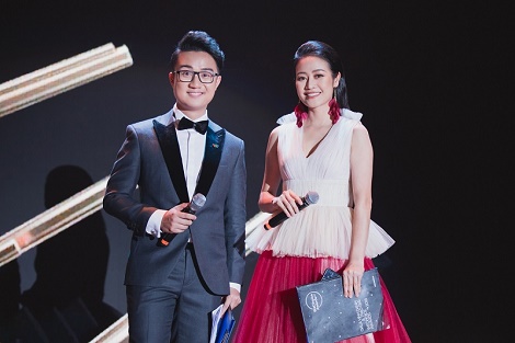 Dương Sơn Lâm lịch lãm bên Phí  Linh dẫn dắt dễ trao giải Wechoice Awards