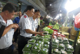 Kiểm tra an toàn thực phẩm ở chợ đầu mối Thủ Đức lúc rạng sáng