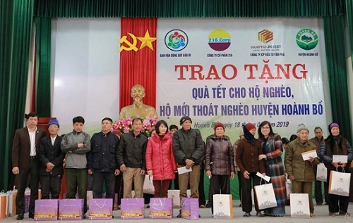 Văn Phú - Invest trao 200 suất quà Tết cho người nghèo huyện Hoành Bồ