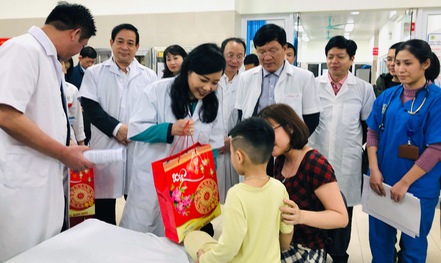 Tối giao thừa, Bộ trưởng Nguyễn Thị Kim Tiến vào bệnh viện thăm và tặng quà bệnh nhân