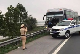 Xe khách chở 60 người “làm xiếc” trên cao tốc rồi húc vào xe CSGT