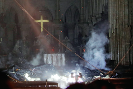 Cháy Nhà thờ Đức Bà Paris: “Phép mầu” giữa đống tro tàn