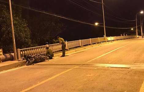 TP HCM: Tông vào hành lang cầu, 2 người trên xe máy thiệt mạng