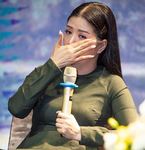 Đinh Hiền Anh rưng rưng xúc động trong ngày ra mắt dự án Mẹ Việt Nam