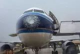 Mưa đá đập vỡ kính, máy bay Airbus hạ cánh khẩn cấp