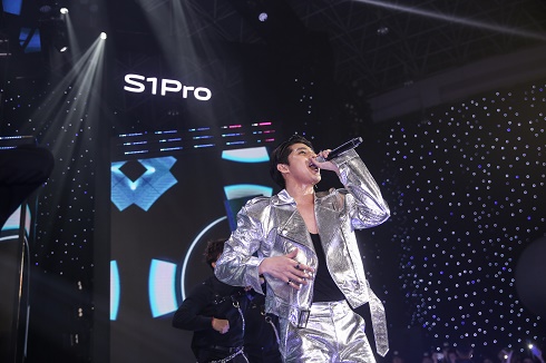 Noo Phước Thịnh và hàng nghìn fan hâm mộ cháy hết mình trong showcase ra mắt vivo S1 Pro
