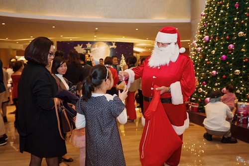 Pullman Hanoi: Thắp sáng cây thông Noel, Ông Già Noel tặng quà cho các thiên thần nhỏ tại sảnh khách sạn