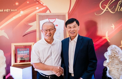 “Vua” hàng hiệu Johnathan Hạnh Nguyễn và HLV Park Hang Seo chung tay tiếp sức quỹ học bổng Vừ A Dính