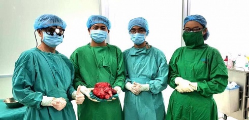 Mổ bóc tách thành công khối u nặng 2,5 kg trong lồng ngực bệnh nhân lớn tuổi