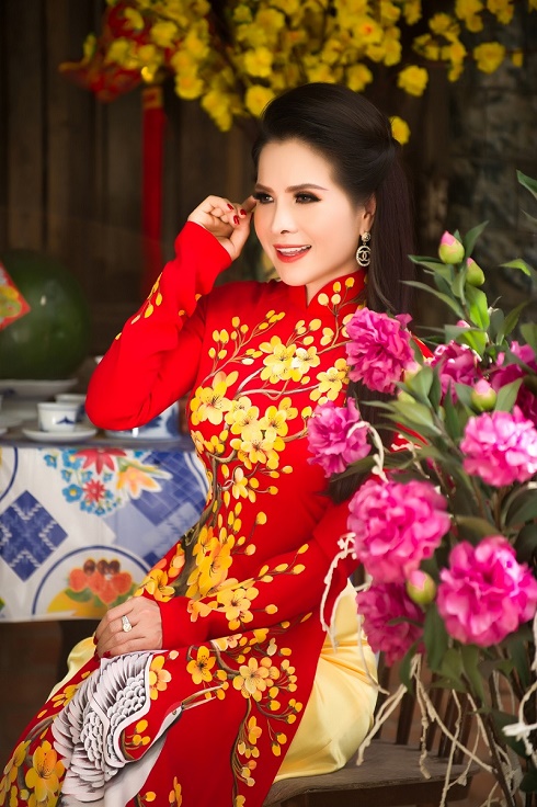 Hoa hậu Lê Thanh Thúy khoe nhan sắc 'cực phẩm' khi diện áo dài đón Xuân Canh Tý