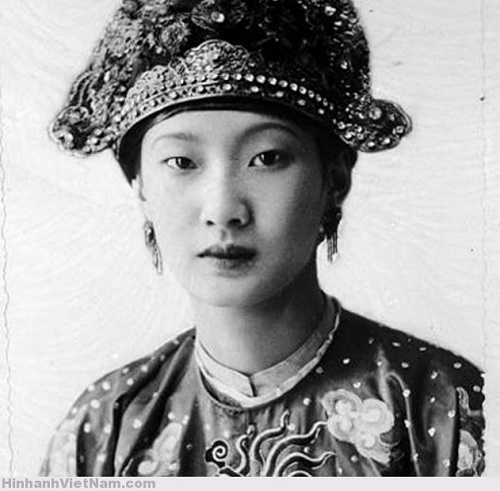 Thu Anh Hồ được cộng đồng mạng gọi tên vì nét đẹp Á Đông khá giống Nam Phương Hoàng Hậu thời trẻ