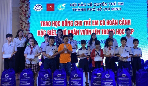 Tiên Nguyễn, và cậu út Hiếu Nguyễn trao học bổng cho trẻ em nghèo