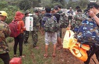 Trực thăng thả hàng cứu trợ, bác sĩ cắt rừng vào xã bị cô lập vì sạt lở kinh hoàng ở Quảng Trị