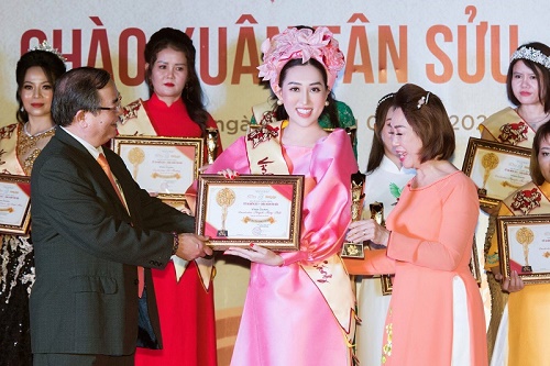 Hoa hậu Huỳnh Thúy Anh nhận giải thưởng ‘Ngôi sao tỏa sáng của năm’