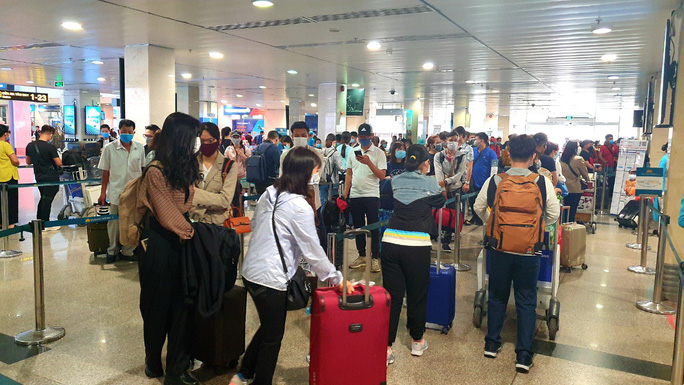 Xét nghiệm 4 mẫu gộp ở sân bay Tân Sơn Nhất: 4 trường hợp nghi nhiễm SARS-CoV-2