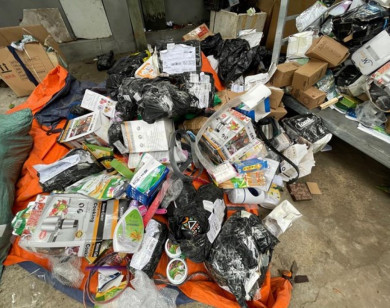 Đánh sập kho hàng lậu bán livestream chốt 3.000 đơn hàng/ngày ở Hà Nội