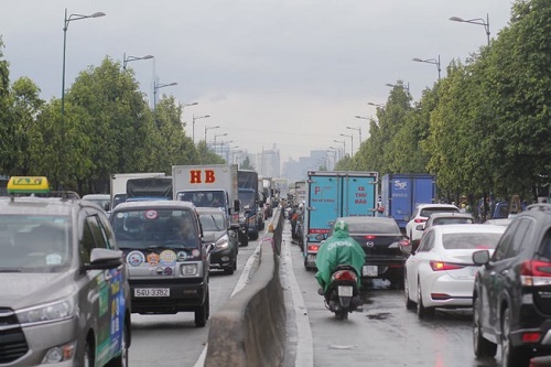 TP Thủ Đức: Đường ngập, giao thông ùn tắc sau mưa