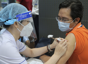 Bộ Y tế đề nghị 10 tỉnh thành đẩy nhanh tiến độ tiêm vắc-xin Covid-19
