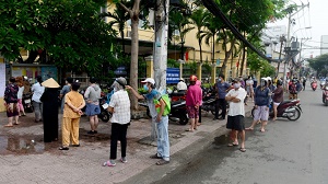 Dân Sài Gòn xếp hàng dài trăm mét chờ mua thực phẩm ở 