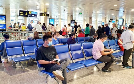 TP HCM: Giá vé máy bay cao, nhiều người vẫn phải mua để về quê