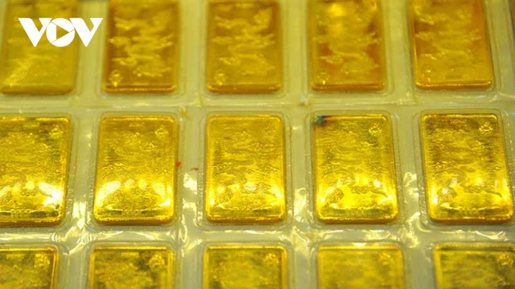 Giá vàng thế giới tăng mạnh, rút ngắn khoảng cách với vàng trong nước