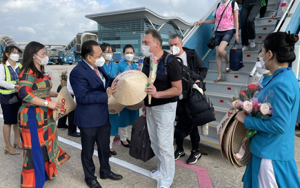 Cận cảnh đoàn khách Nga đầu tiên trở lại Nha Trang sau 2 năm vắng bóng
