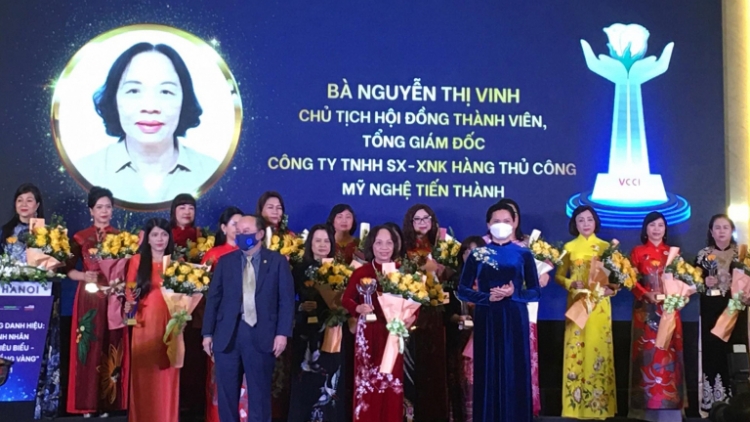 60 nữ doanh nhân tiêu biểu nhận Cup Bông hồng Vàng