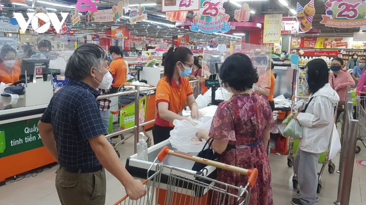 Siêu thị ở Hà Nội tăng giờ bán, hàng hóa dồi dào trong dịp Tết