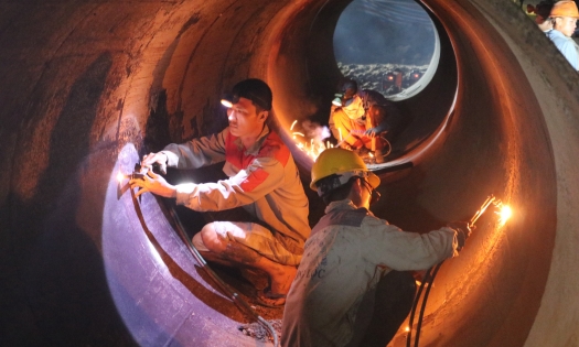 Bé trai 10 tuổi lọt xuống trụ bê tông sâu 35m: Xuyên đêm lồng ống thép