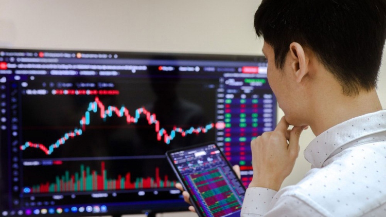 Nhà đầu tư nên canh các nhịp hồi phục để giảm tỷ trọng cổ phiếu